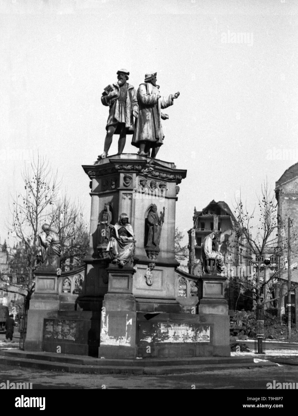 Ruinen und Wiederaufbau Frankfurt am Main 1945 bis 1949 Gutenbergdenkmal - Riuns und Reonstruction Frankfurt/a.M. 1945 bis 1949 Stockfoto