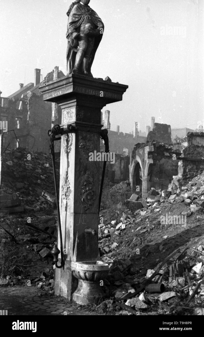 Ruinen und Wiederaufbau Frankfurt am Main 1945 bis 1949 Schöppenbrunnen - Riuns und Reonstruction Frankfurt/a.M. 1945 bis 1949 Stockfoto