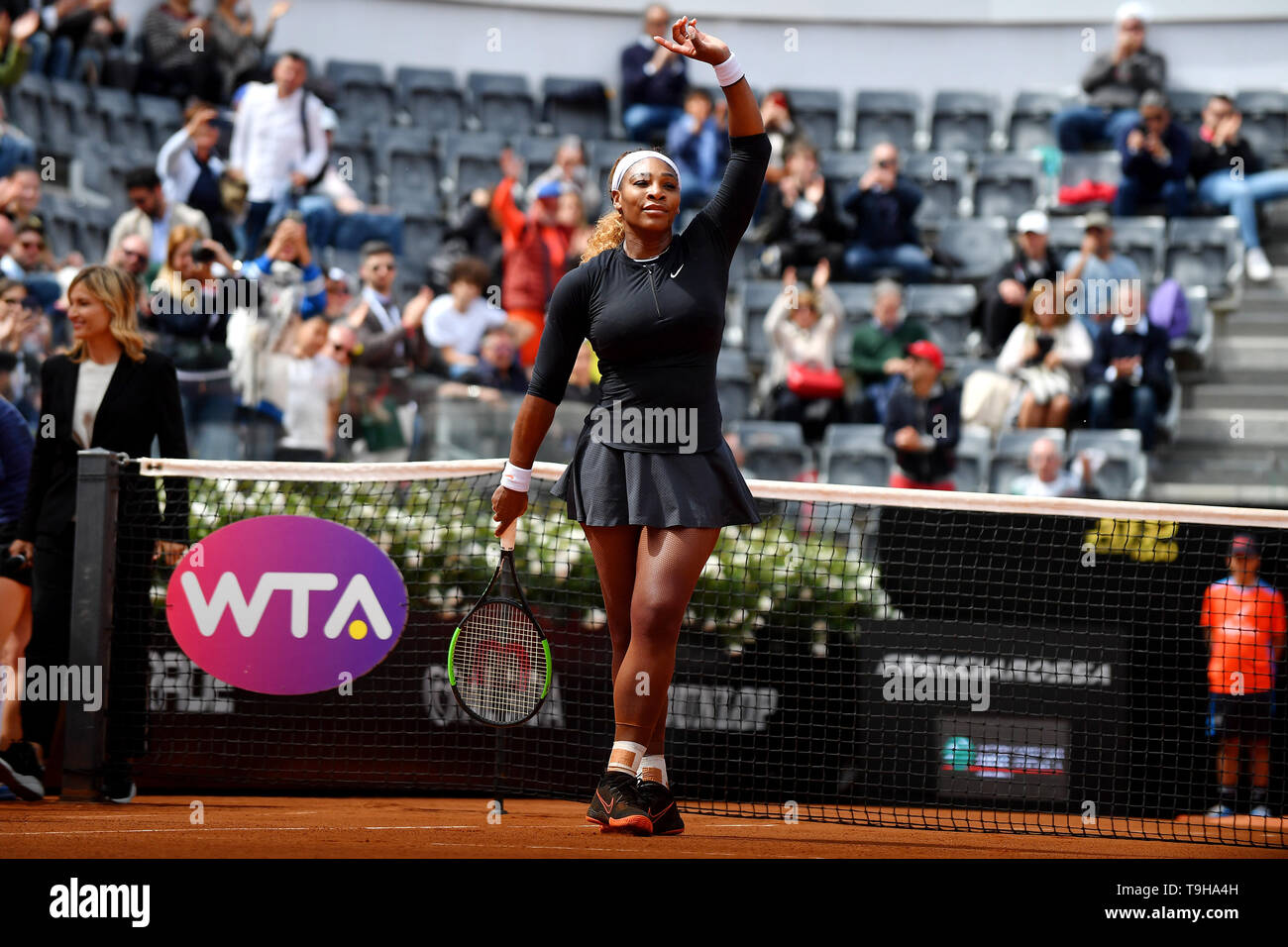 Serena Wilhelm von United States Wellen am Ende der Match gegen Rebecca Peterson von Schweden Roma 13/05/2019 Foro Italico Internazionali BN Stockfoto