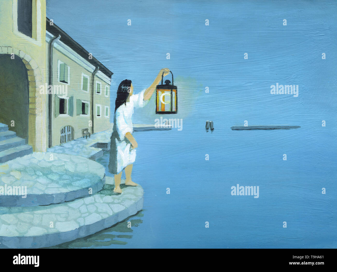 Frau auf dem Pier von einem kleinen Hafen schaut weit über den Horizont hält sie eine Laterne mit dem Mond im Inneren Allegorie der Warten auf die Rückkehr des Lieben s Stockfoto