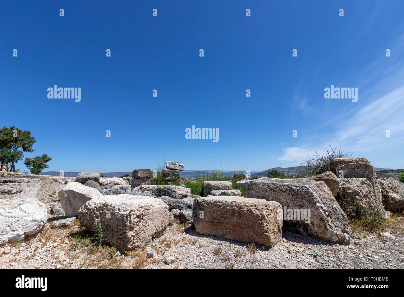 Große steinerne Ruinen der antiken Stadt Zippori vor der Kulisse der Berge von Galiläa und den blauen Himmel. Israel. Tourismus und Reisen Stockfoto