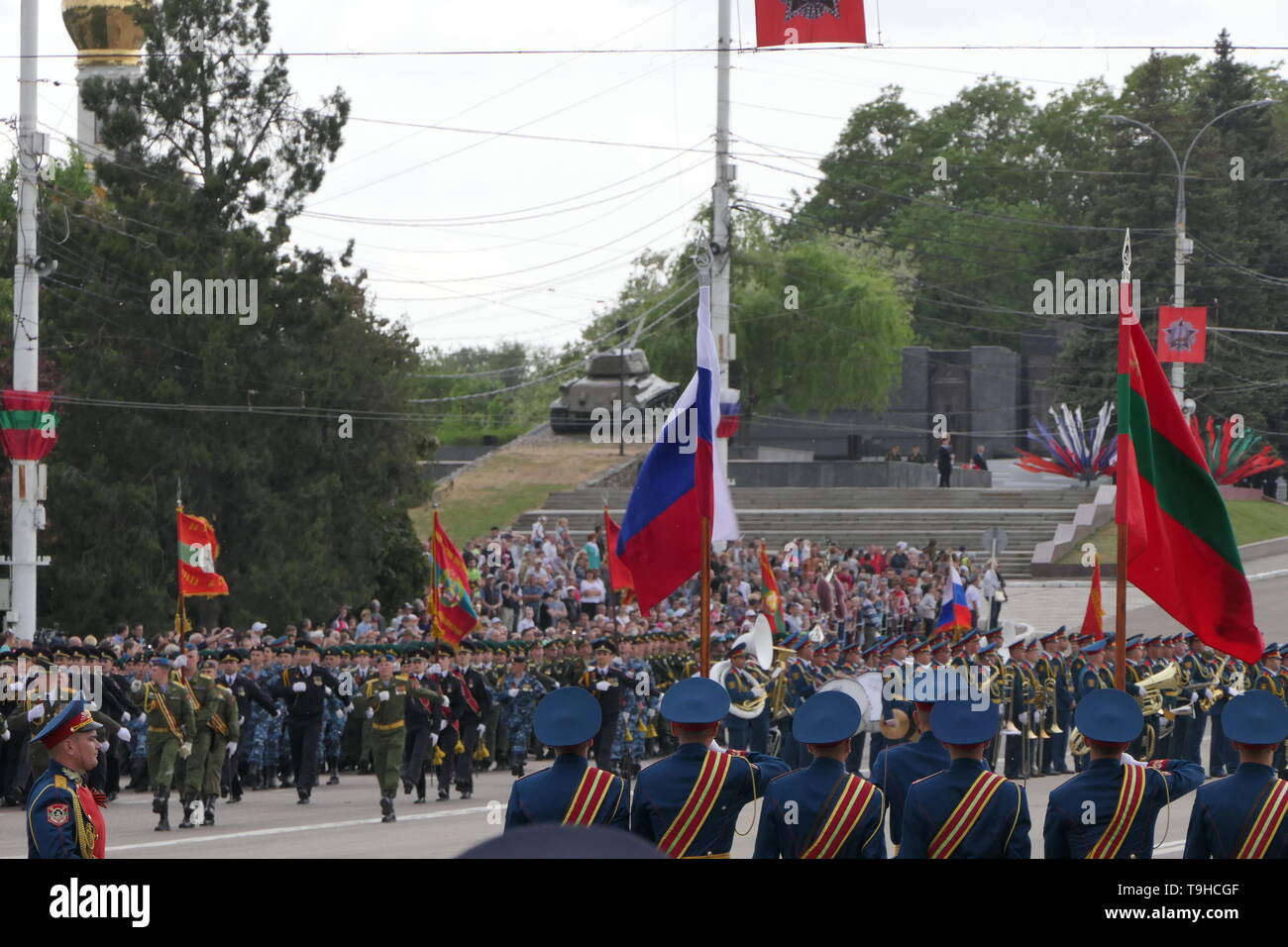 TIRASPOL, TRANSNISTRIEN - Mai 9, 2018: Transnistrien Soldaten mit den transnistrischen und russischen Fahnen auf dem zentralen Hauptplatz in Tiraspol während Sieg Stockfoto