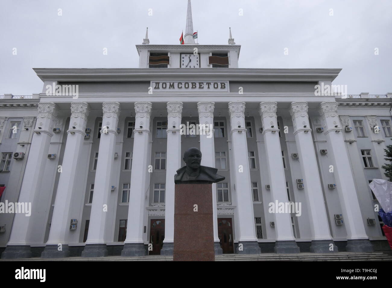 Das Rathaus der Stadt Tiraspol mit einer Statue von Lenin, Transnistrien Stockfoto