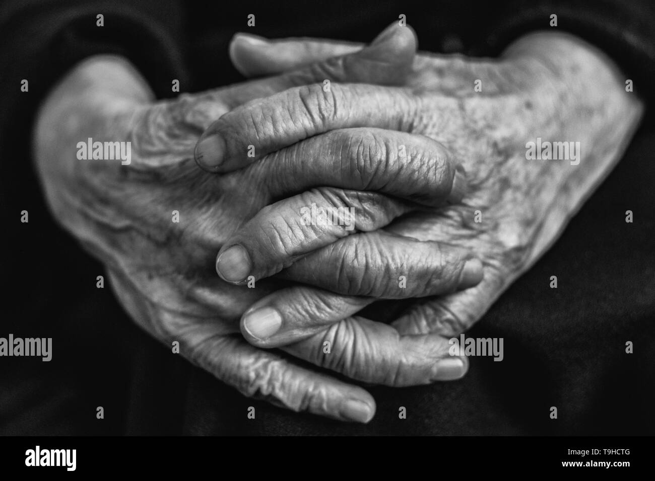 Alte Frau gekreuzten Fingern, faltige Haut - Schwarz und Weiß Stockfoto
