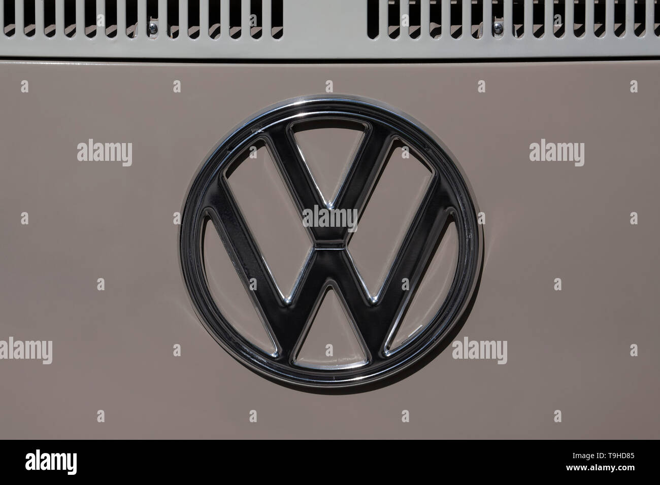 VW-Logo auf einem alten VW-Bus in Deutschland, öffentliches Gelände in Berlin Stockfoto