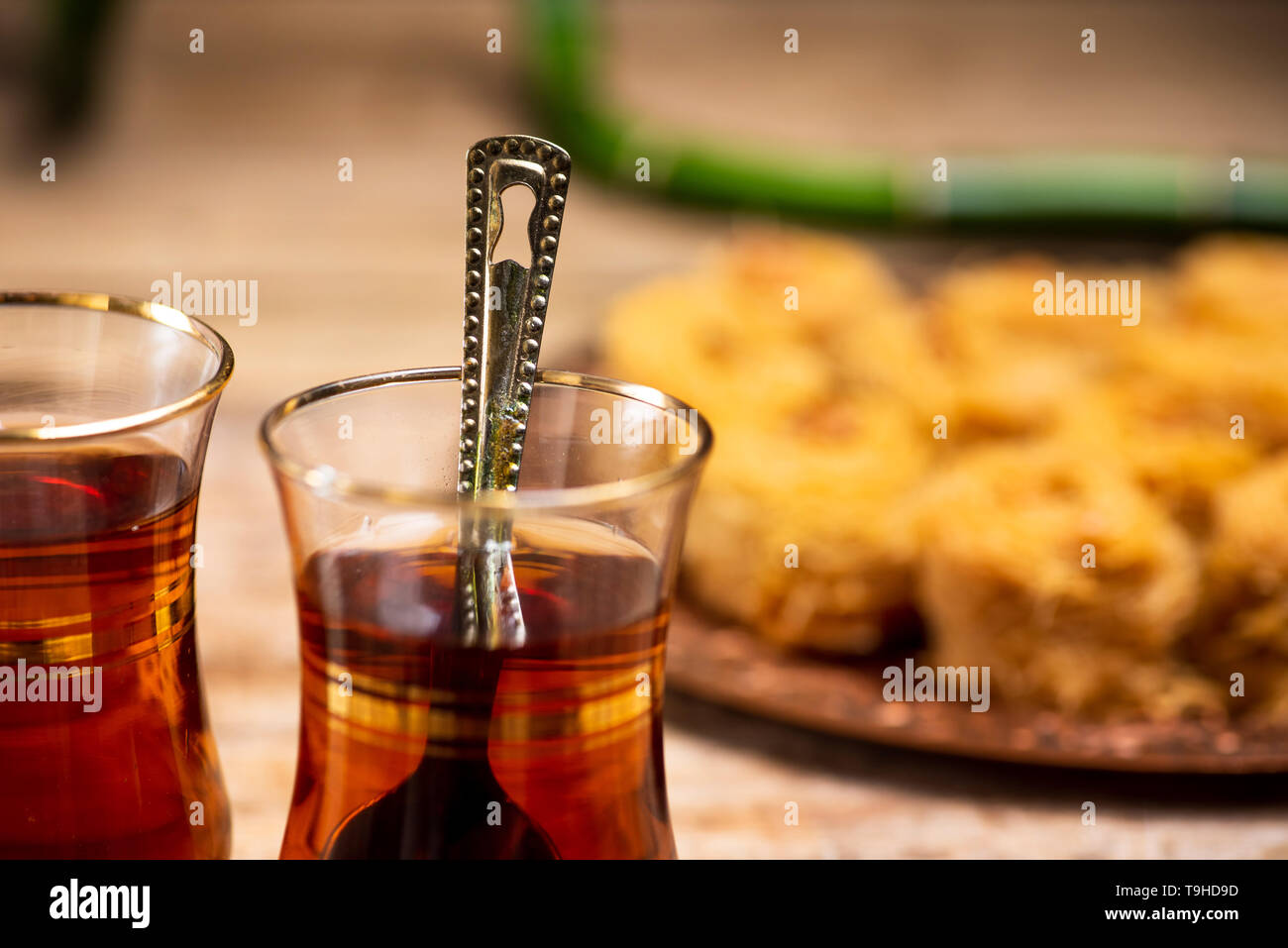 Arabischer Kaffee mit Desserts auf einem Tisch in der Nähe von Stockfoto
