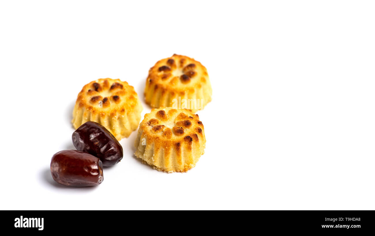 Cookies mit einem Datum, das auf weißem Hintergrund Stockfoto