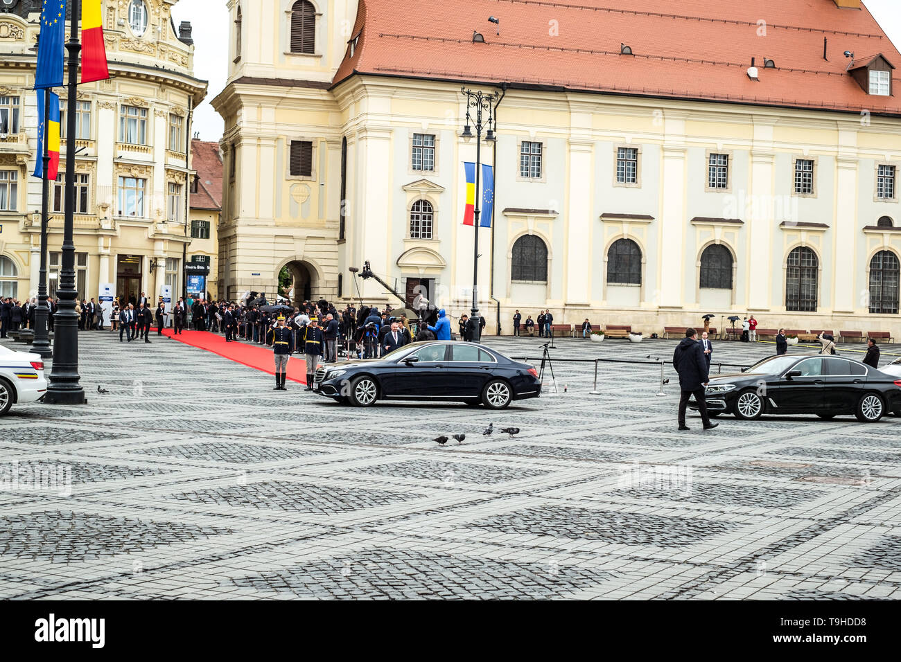 Stadt Sibiu, Rumänien - 9. Mai 2019. Europäische Beamte Autos bei informellen Treffen der Staats- und Regierungschefs 2019 in Big Square Sibiu, Rumänien Stockfoto