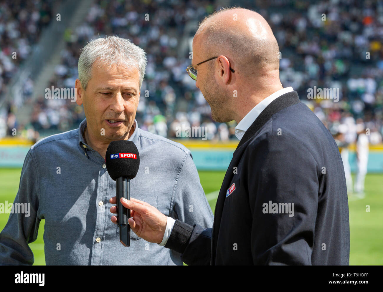 Sport, Fußball, Bundesliga, 2018/2019, Borussia Mönchengladbach vs BVB Borussia Dortmund 0-2, Stadion Borussia Park, Cheftrainer Lucien Favre (BVB) von Sky reporter Patrick Wasserziehr, DFL-Bestimmungen verbieten die Verwendung von Fotografien als BILDSEQUENZEN UND/ODER QUASI links befragt - VIDEO Stockfoto