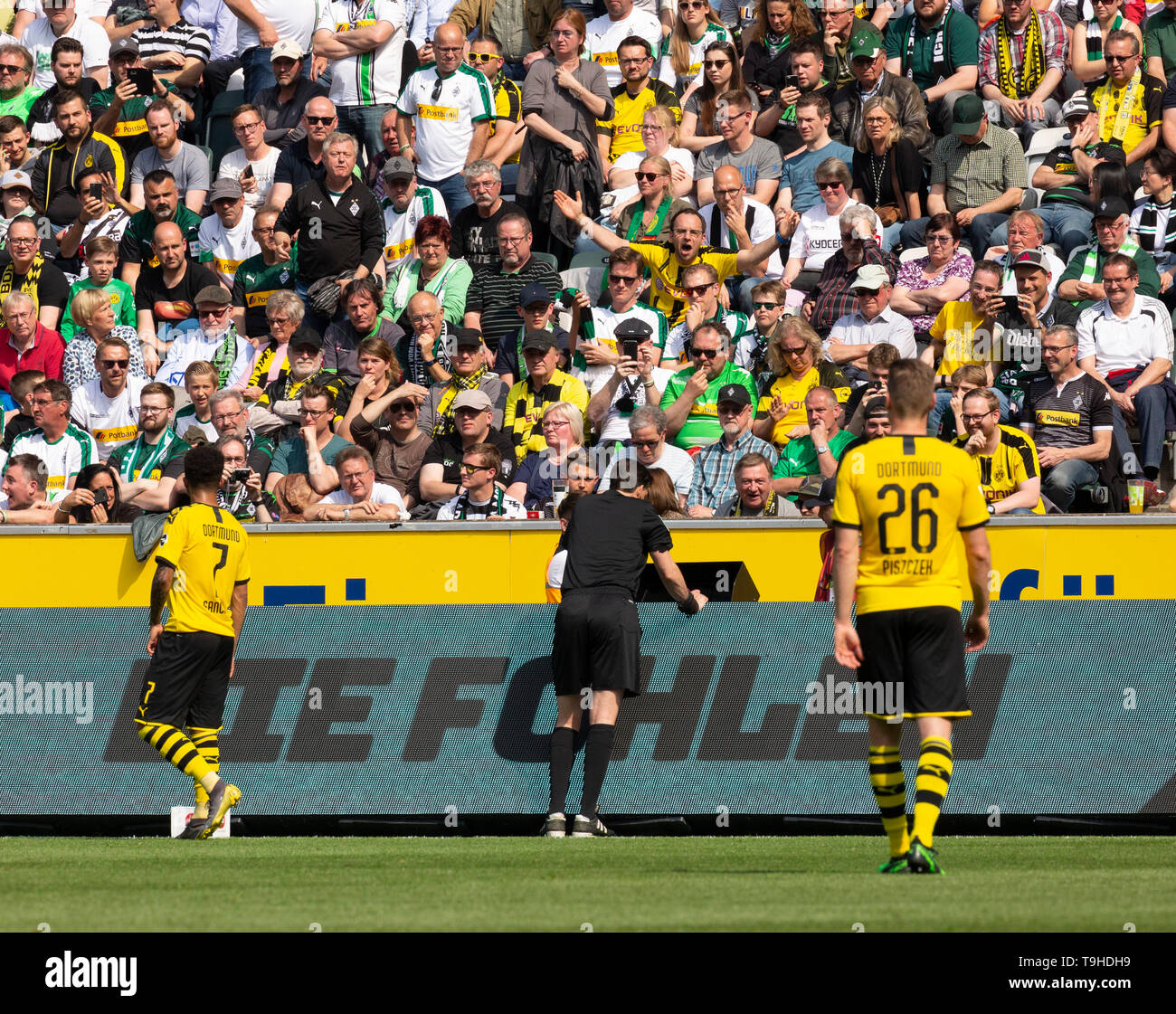 Sport, Fußball, Bundesliga, 2018/2019, Borussia Mönchengladbach vs BVB Borussia Dortmund 0-2, Stadion Borussia Park, spiel Stillstand, video Beweis am 0-1 Ziel, Schiedsrichter Manuel Graefe am Monitor, Fußball Fans warten gespannt und für die Entscheidung irritiert, hatte DFL-Bestimmungen verbieten die Verwendung von Fotografien als BILDSEQUENZEN UND/ODER QUASI-VIDEO Stockfoto