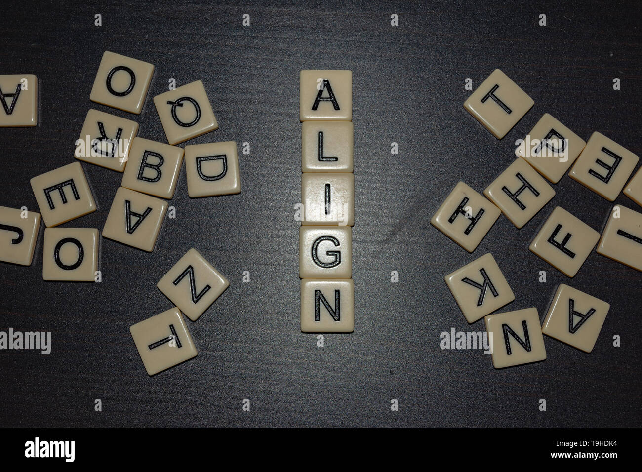 Fliese Buchstaben auf schwarzem Hintergrund Ausrichten mit gemischten Buchstaben auf beiden Seiten. Konzept für geschäftliche, persönliche oder andere Zielsetzung Initiativen. Stockfoto