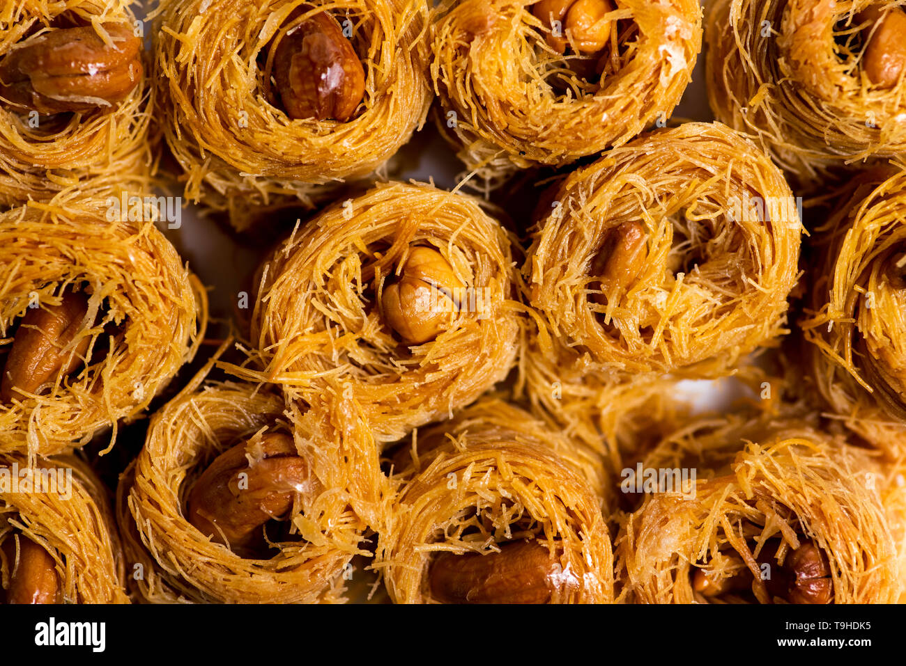 Arabisch kadayif baklava Dessert mit Cashew-nüssen isoliert Stockfoto