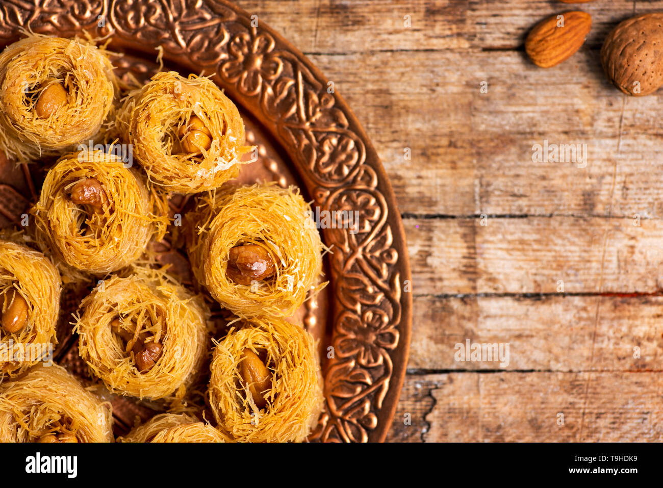 Arabisch kadayif baklava Dessert mit Cashew-nüssen auf einer Platte Stockfoto