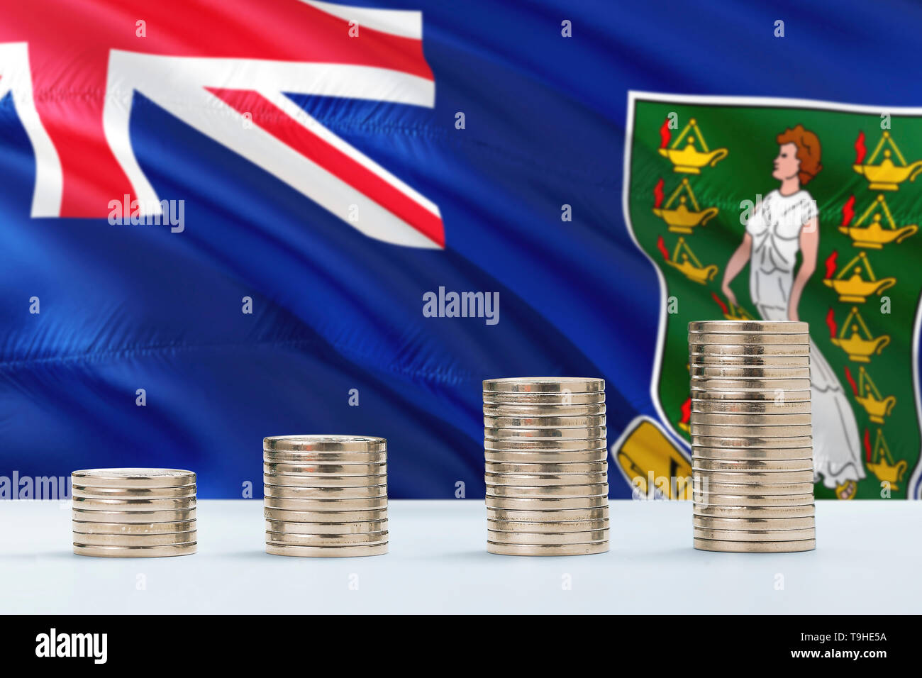 Britische Jungferninseln Flagge schwenkten im Hintergrund mit Reihen von Münzen, die für Finanzen und Business Konzept. Spart Geld. Stockfoto