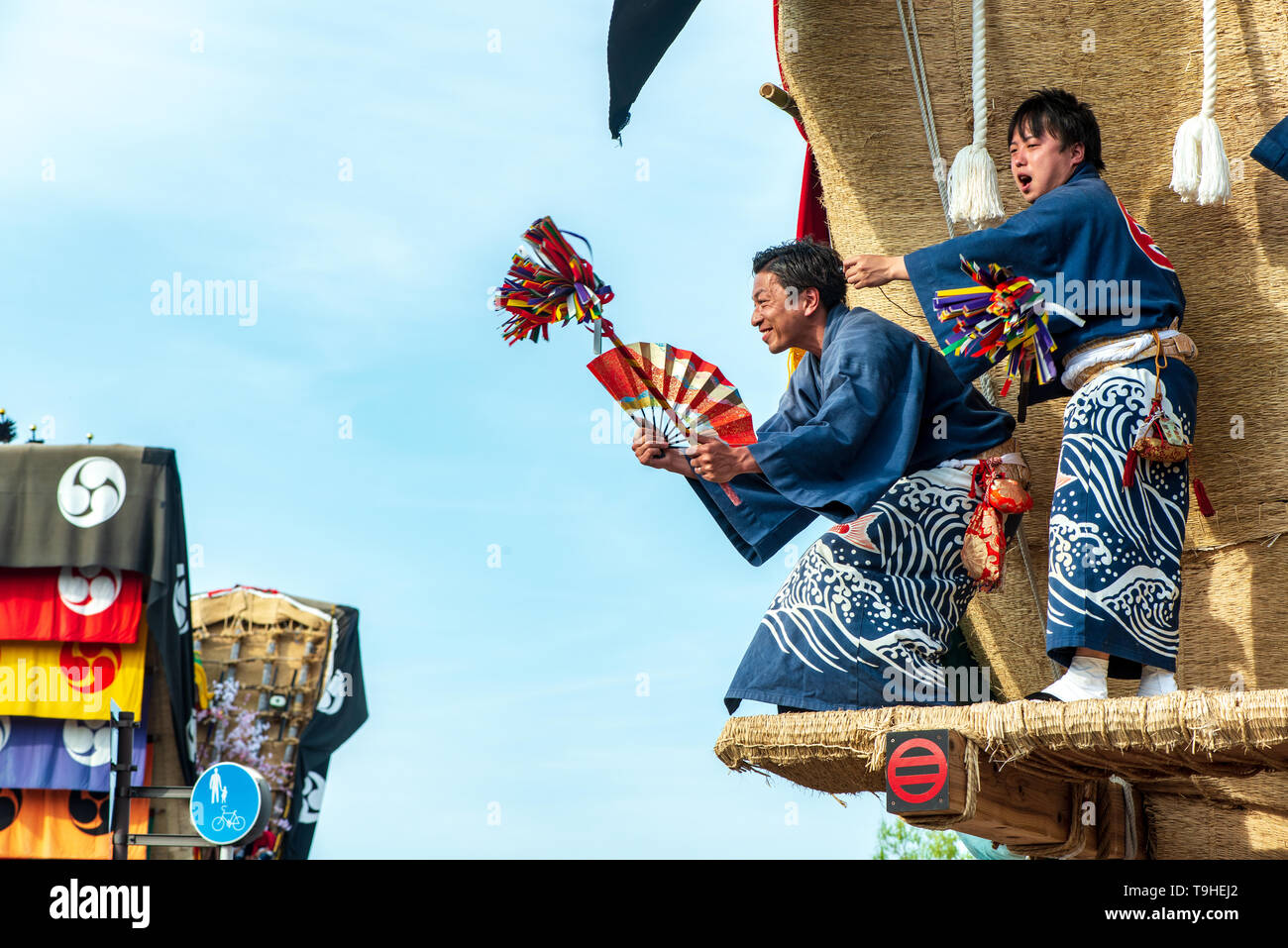 Männer ermutigen die Menge auf einem Dekayama-Floß während des Seihakusai Festivals in Nanao, Japan Stockfoto