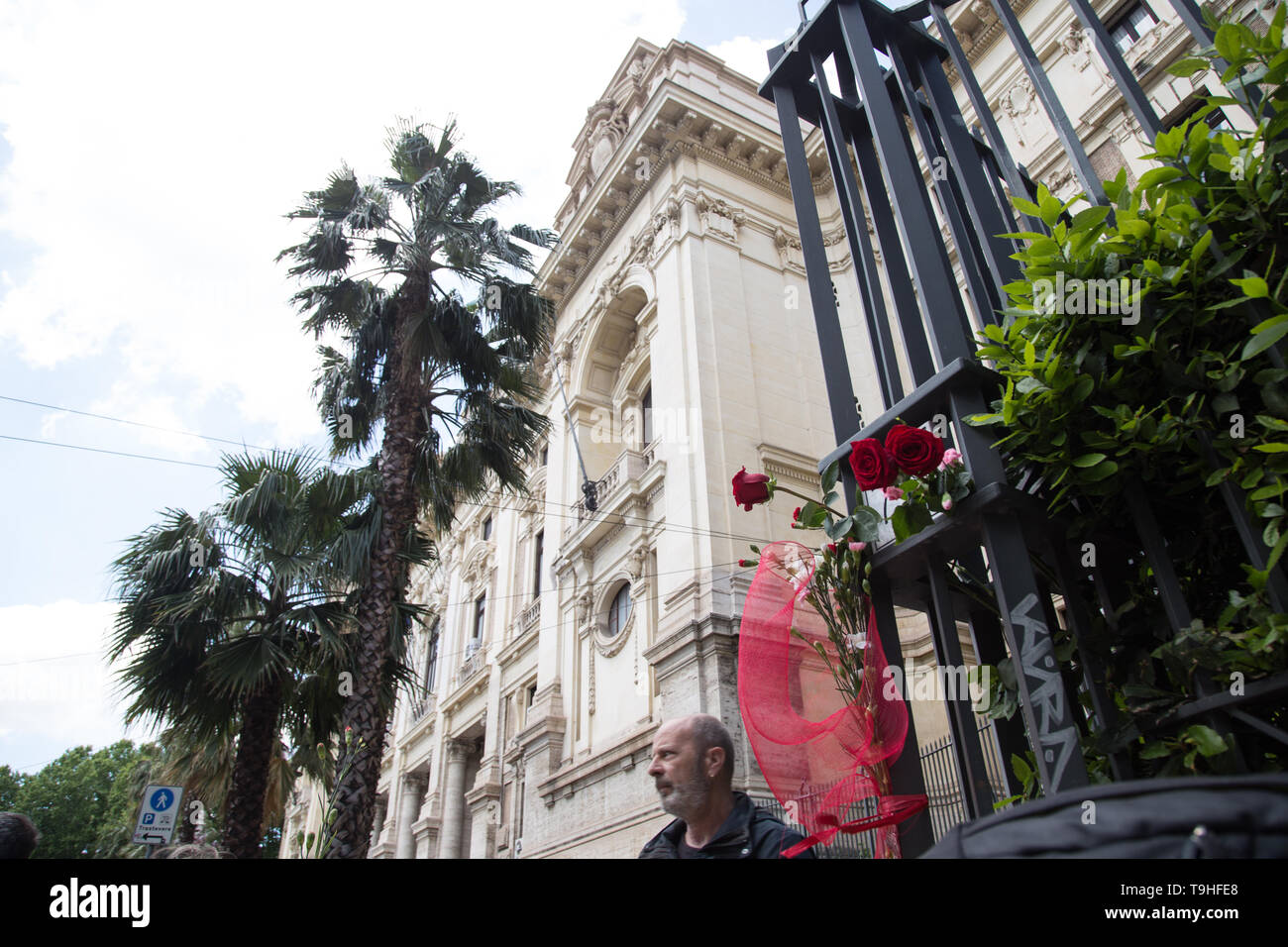 Rom, Italien. 17 Mai, 2019. Protest der Lehrer und Bürger vor dem Ministerium für Bildung, weil sie gegen die Entscheidung des Ministers zu zensieren und ein Lehrer der technischen Industrie Institut für Palermo Credit suspend: Matteo Nardone/Pacific Press/Alamy leben Nachrichten Stockfoto