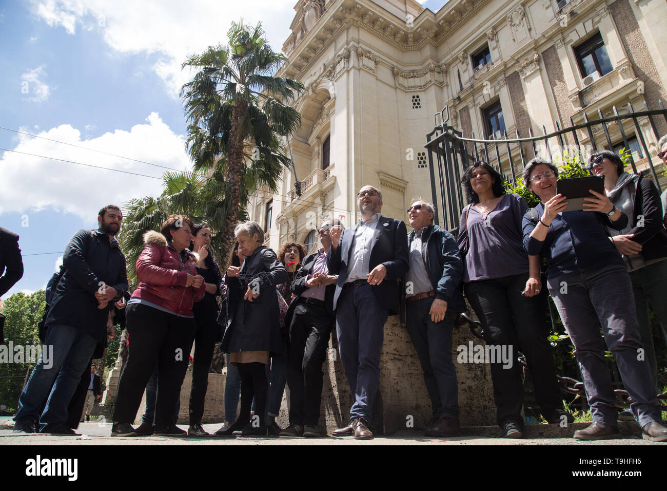 Rom, Italien. 17 Mai, 2019. Protest der Lehrer und Bürger vor dem Ministerium für Bildung, weil sie gegen die Entscheidung des Ministers zu zensieren und ein Lehrer der technischen Industrie Institut für Palermo Credit suspend: Matteo Nardone/Pacific Press/Alamy leben Nachrichten Stockfoto