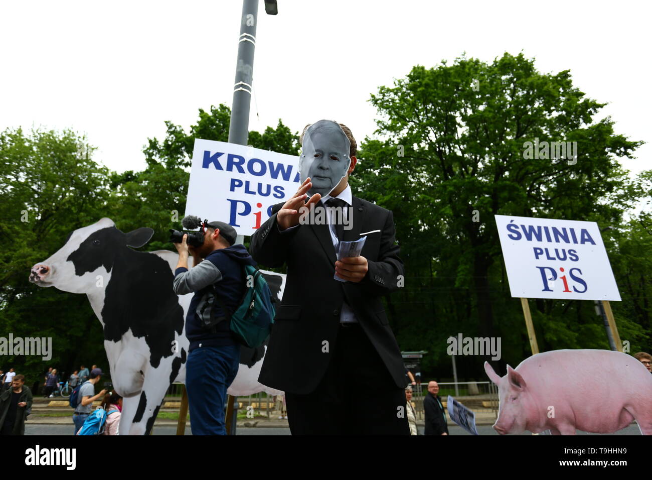 Warschau, Polen. 18 Mai, 2019. Tausende nahmen an Masse März "Polen in Europa" Europäische Union Parlament Wahlen zu fördern. Credit: Madeleine Lenz/Pacific Press/Alamy leben Nachrichten Stockfoto