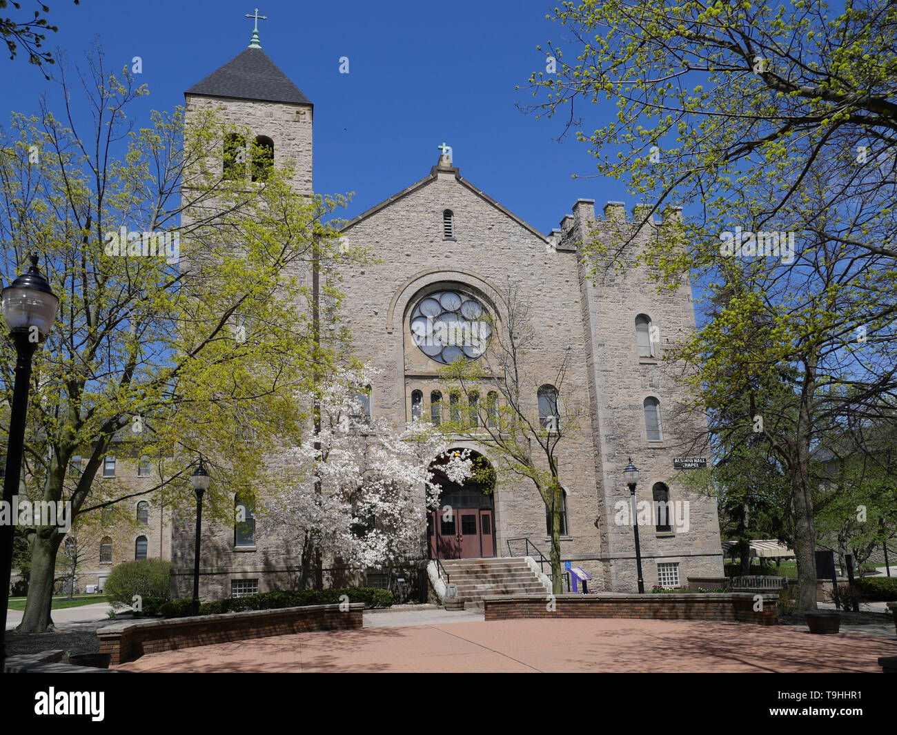 NIAGARA FALLS, NY - Mai 2019: Niagara University ist eine katholische Schule gesponsert mit traditionellen Steinhäusern an einem malerischen Campus neben. Stockfoto