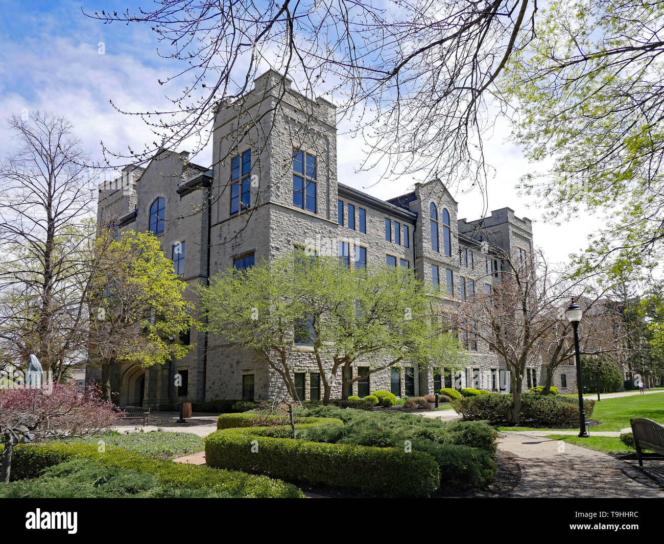 NIAGARA FALLS, NY - Mai 2019: Niagara University ist eine katholische Schule gesponsert mit traditionellen Steinhäusern an einem malerischen Campus neben. Stockfoto