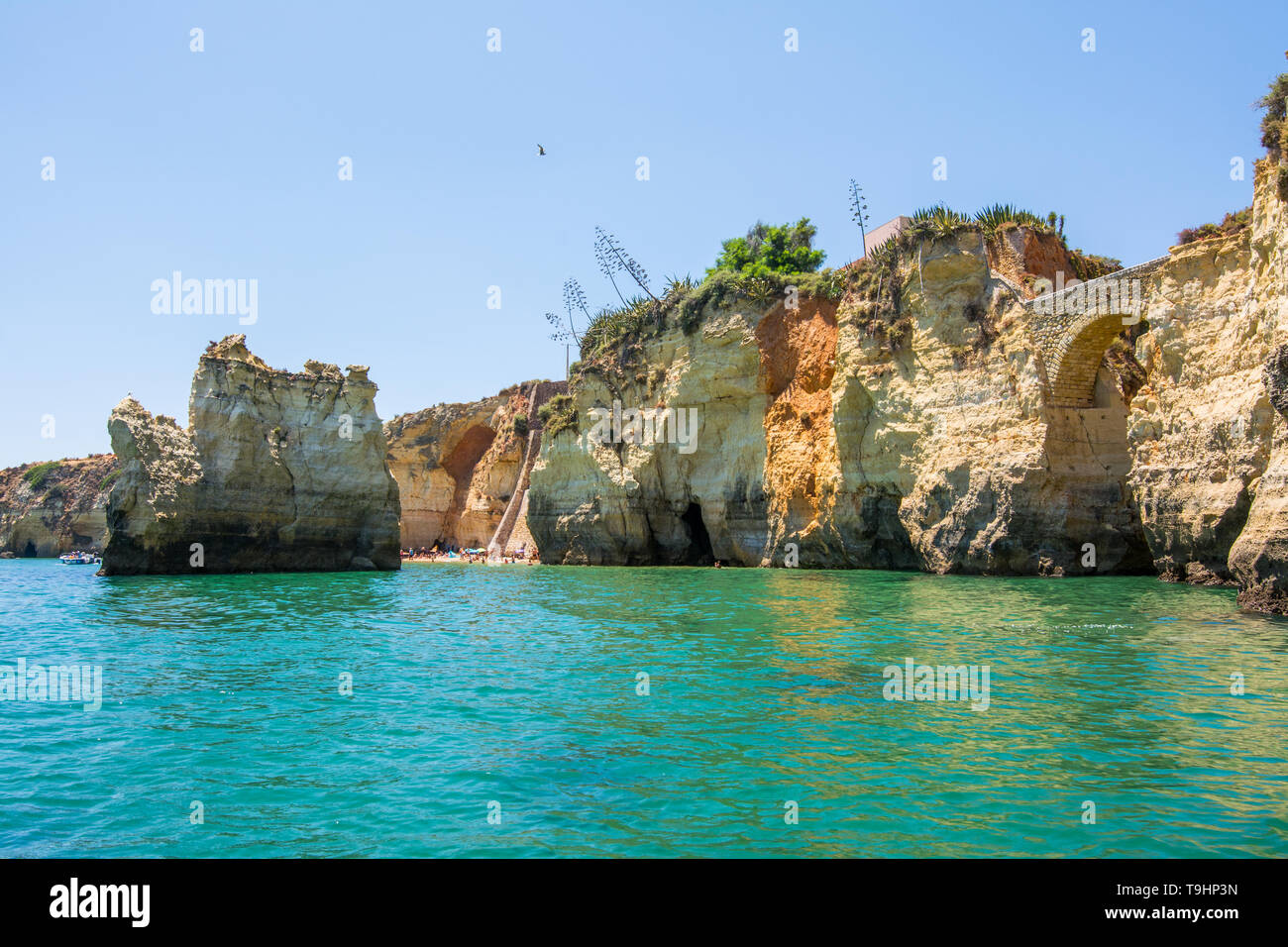 Berühmten Felsen im Meer, Ozean, Lagos, Portugal. Beliebte Sommer Reiseziel und dem berühmten Strand an der Algarve Küste Stockfoto