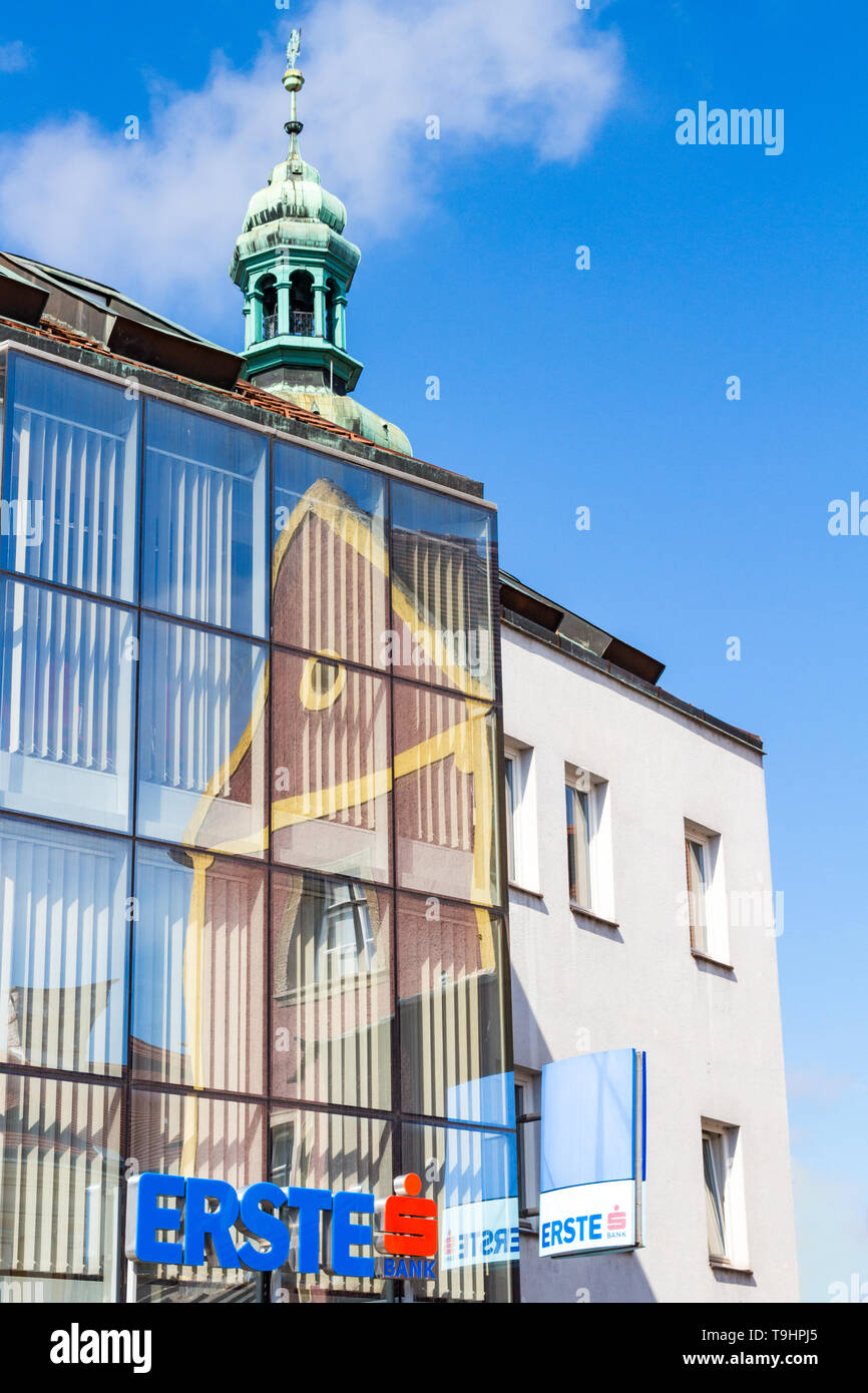 Erste Bank Gebäude mit Reflexion des alten Hauses und der Oberseite des Firewatch Tower in Sopron, Ungarn Stockfoto