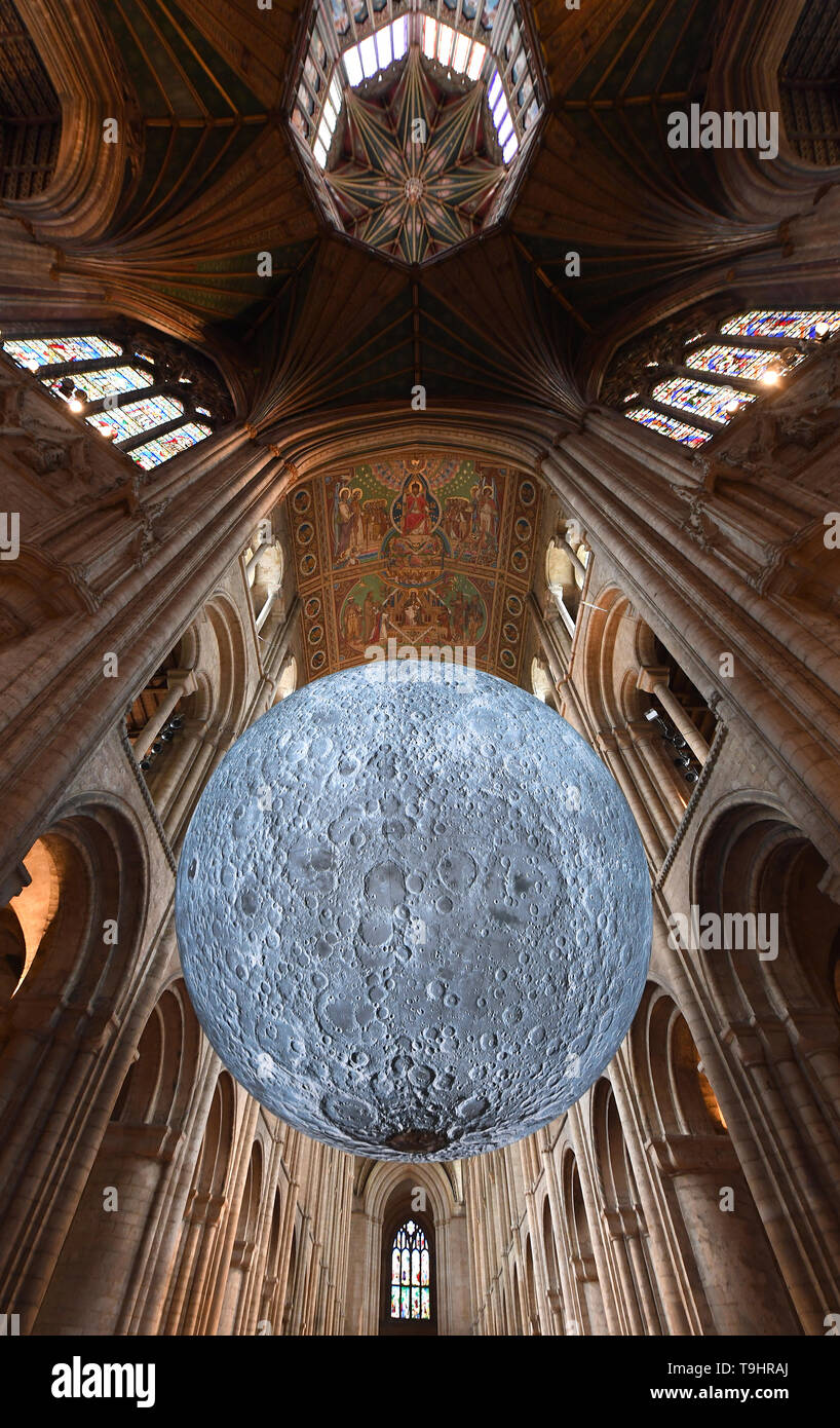 Luke Jerram's 'Museum der Installation der Mond' an die Kathedrale von Ely in Cambridgeshire. Die 7 Meter Durchmesser Replik der Mond ist die Hauptattraktion in der Kathedrale Science Festival", die Begrenzung des Himmels", die zum 50. Jahrestag der ersten Mondlandung feiert. Stockfoto