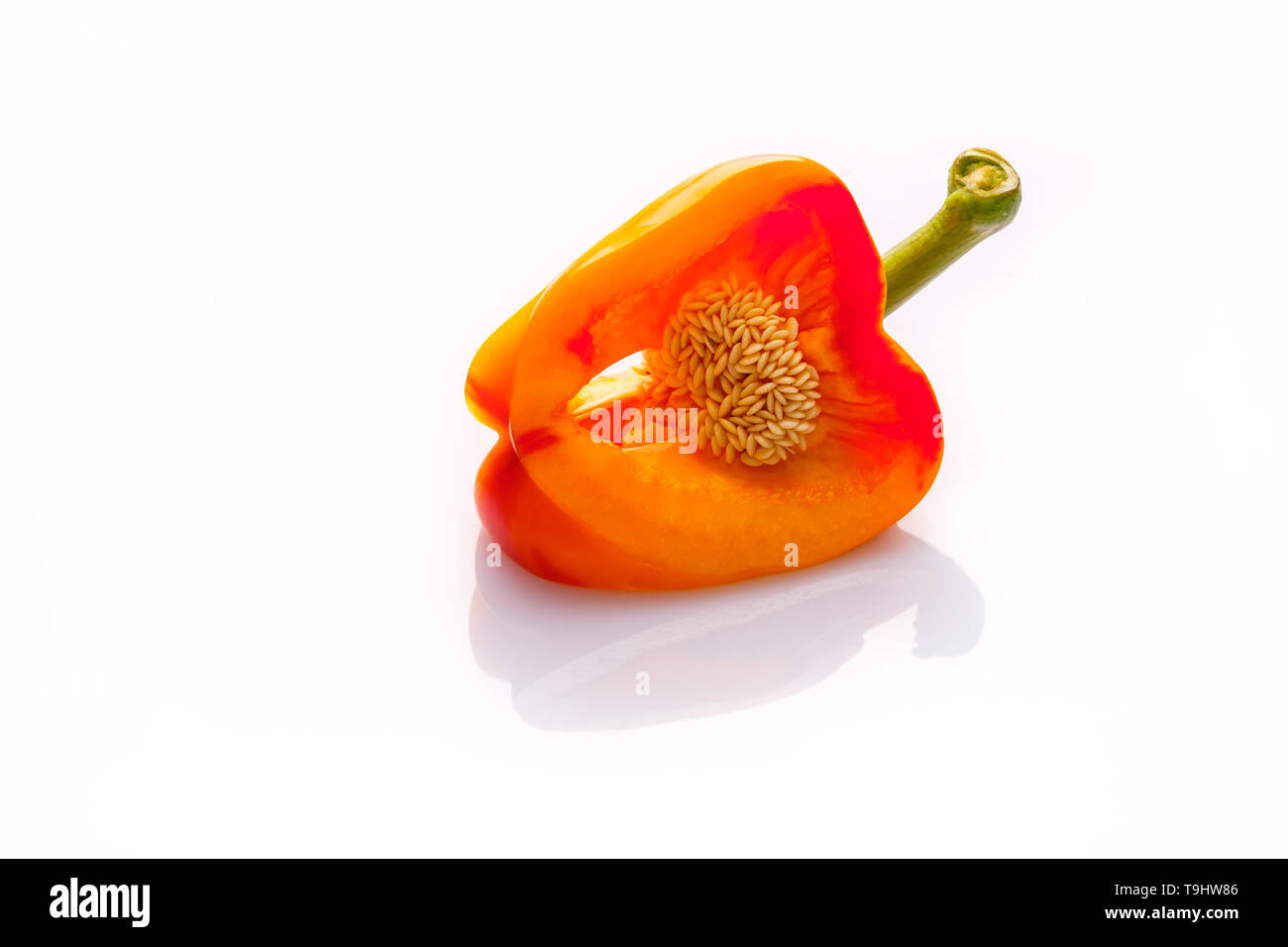 Gemüse rot orange Paprika geschnitten mit Samen auf Weiß Stockfoto