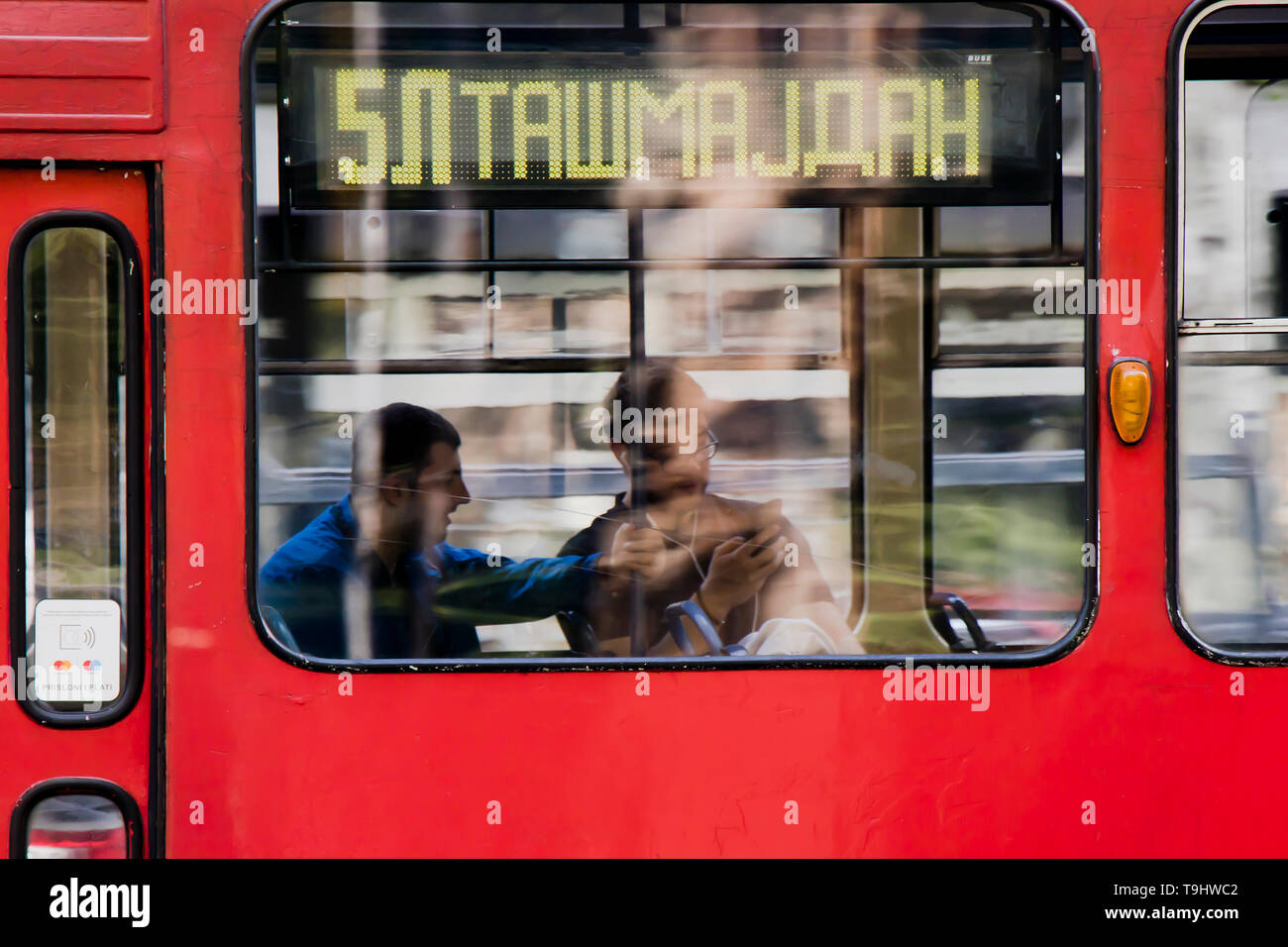 Belgrad, Serbien - April 22, 2019: rote Straßenbahn und verschwommenes Personen innerhalb Stockfoto