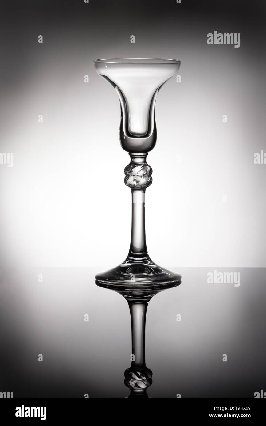 Glas candlestand in zurück mit Reflexion lit Stockfoto