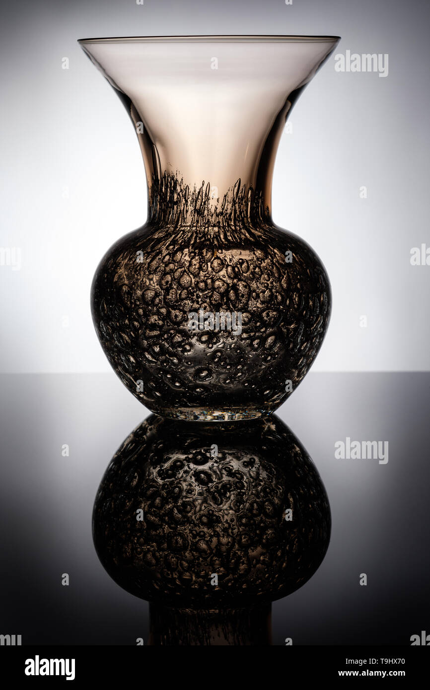 Glas Vase mit Luftblasen in zurück mit relfection Lit Stockfoto