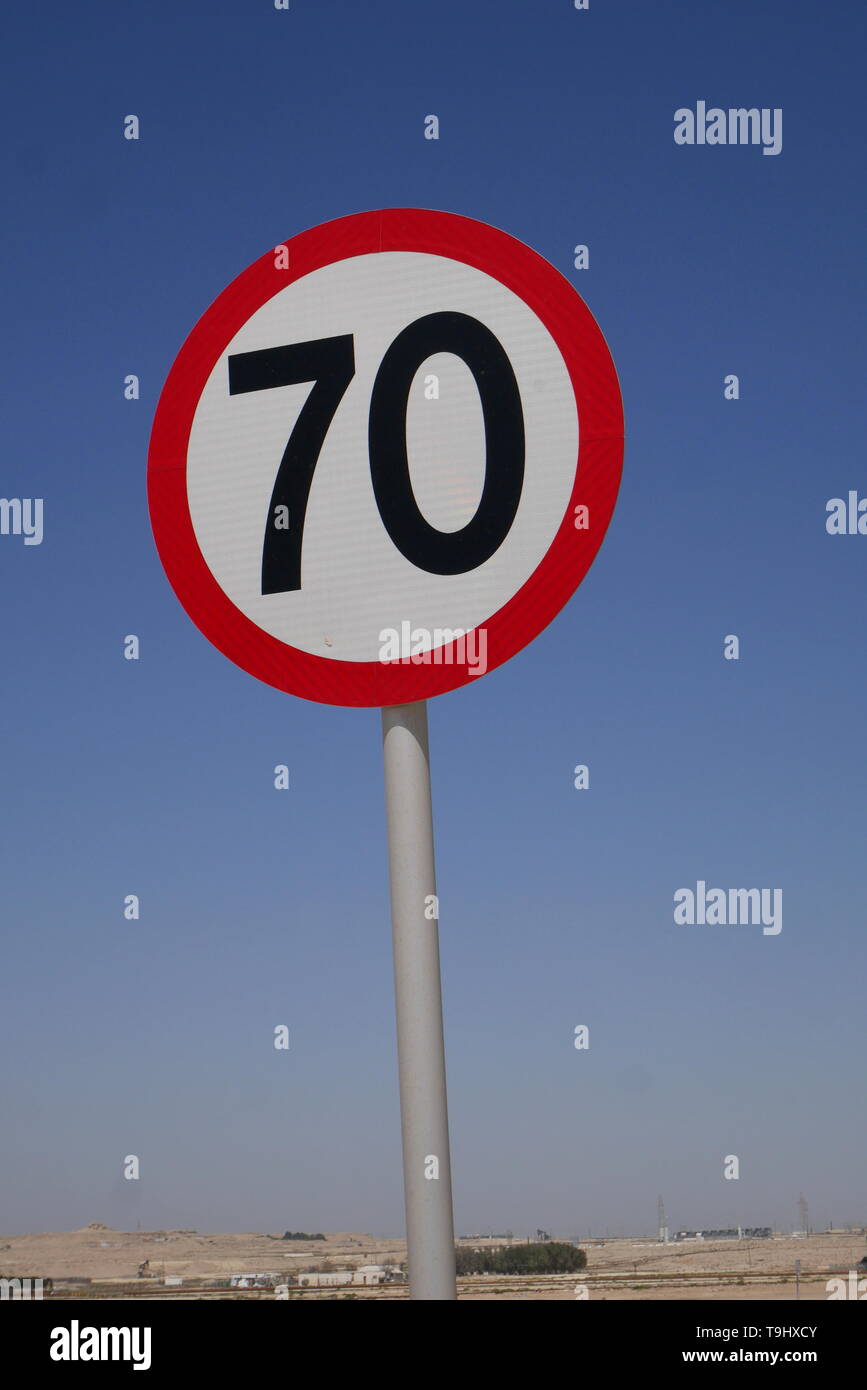 Schild zeigt ein Tempolimit von 70 Kilometer pro Stunde, Königreich Bahrain Stockfoto