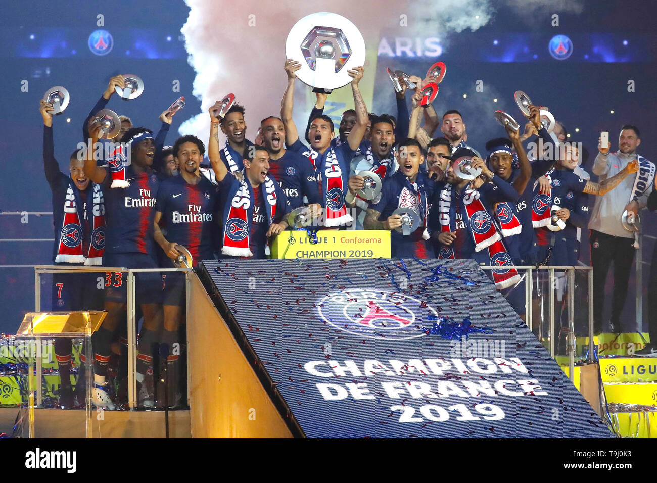 (190519) - PARIS, 19. Mai 2019 (Xinhua) - Team Paris Saint-Germain feiert mit der Champion Trophäe am Ende des Französischen L 1 Fußballspiel zwischen Paris Saint-Germain (PSG) und Dijon im Parc des Princes Stadion in Paris, Frankreich am 18. Mai 2019. Stockfoto