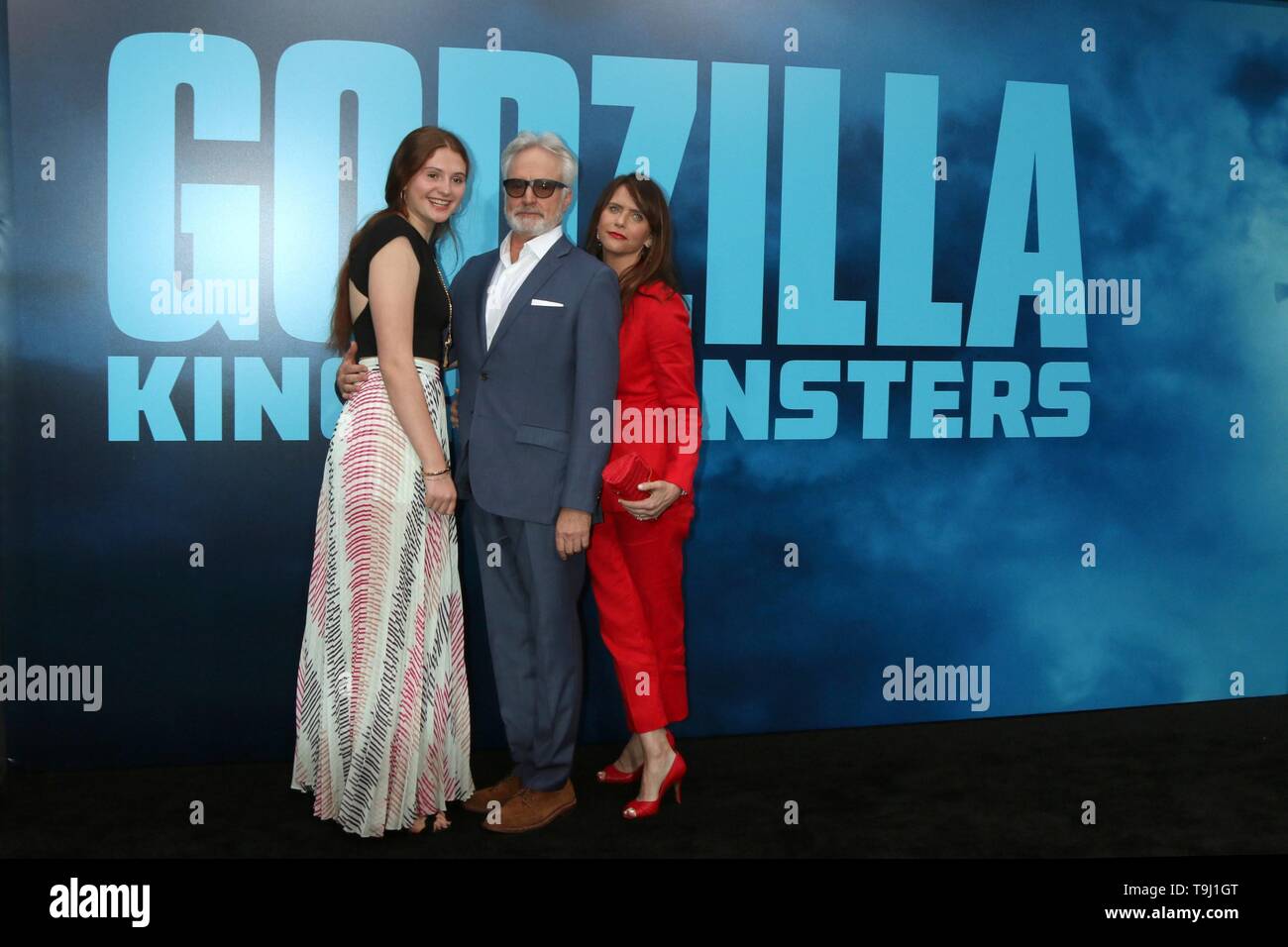 Los Angeles, CA, USA. 18 Mai, 2019. Maria Louisa Whitford, Bradley Whitford, Amy Landecker in der Ankunftshalle für GODZILLA: KÖNIG DER MONSTER Premiere, TCL Chinese Theatre (ehemals Grauman's), Los Angeles, CA 18. Mai 2019. Credit: Priscilla Grant/Everett Collection/Alamy leben Nachrichten Stockfoto