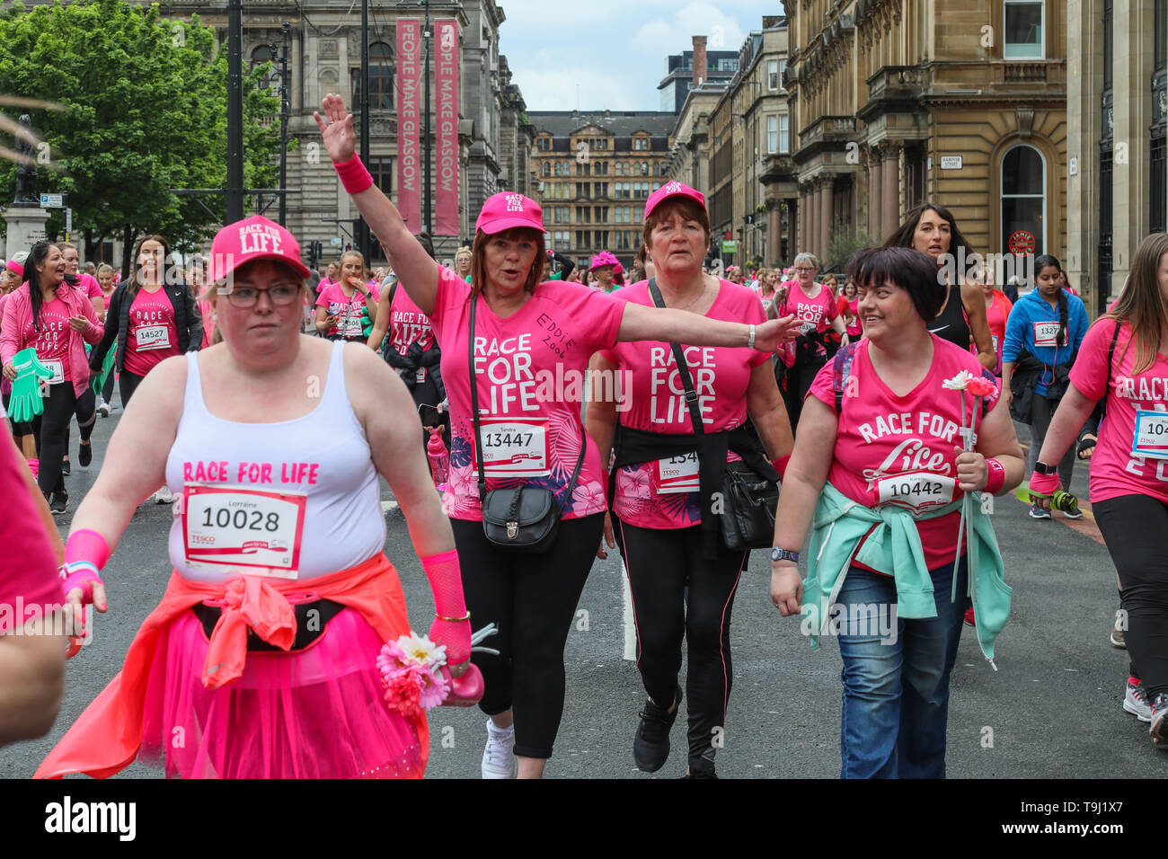 Tausende beteiligen sich an der Krebsforschung 2019 10k Rennen für das Leben in Glasgow. Das Rennen dauert ein Kurs von Glasgow Green, bis die Saltmarket und geht dann durch die Stadt und die Clydeside Stylemile. Stockfoto