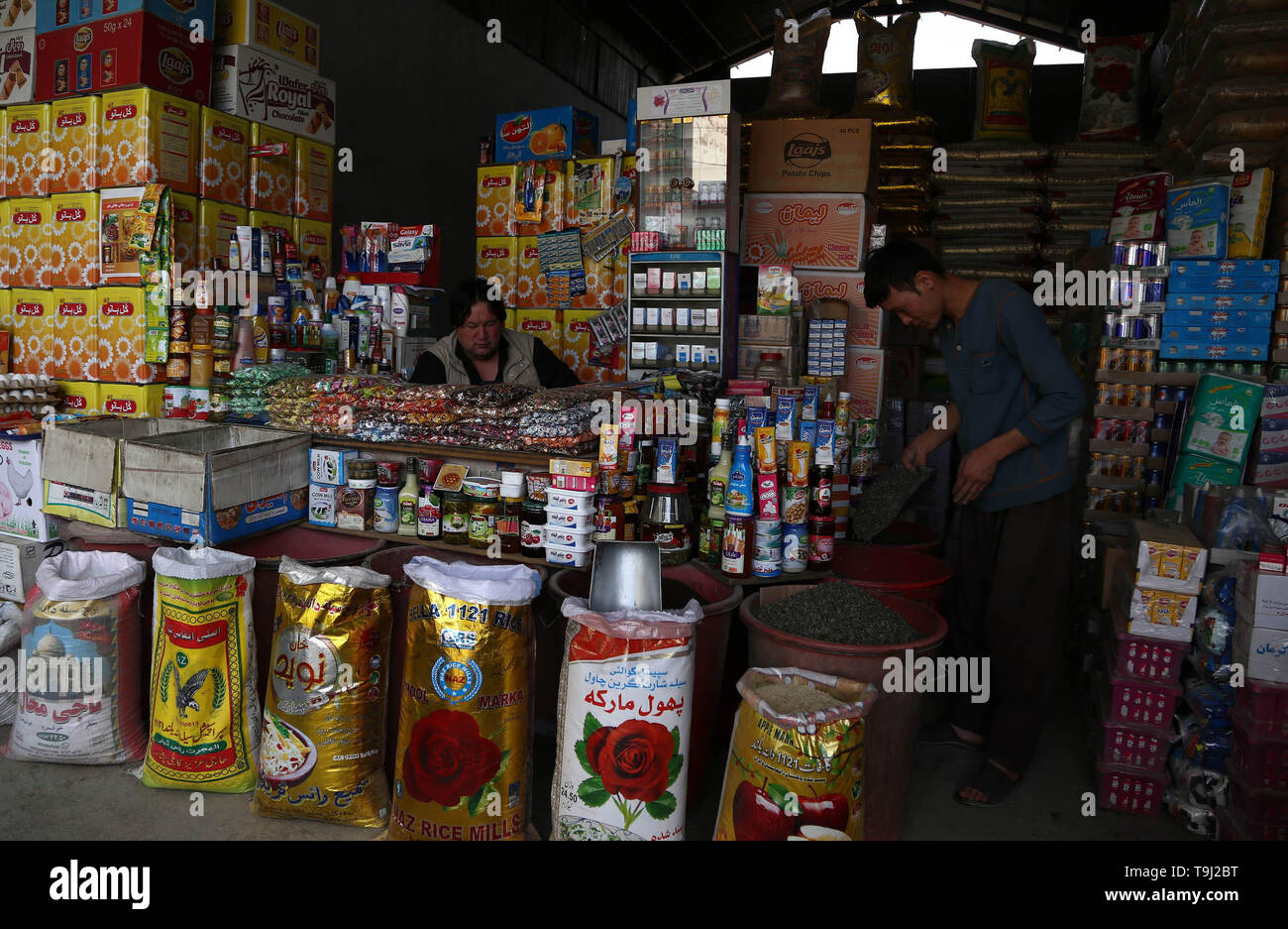 Kabul, Afghanistan. 19 Mai, 2019. Afghanische Händler arbeiten an einem Geschäft in Kabul, der Hauptstadt Afghanistans, 19. Mai 2019. Credit: Sayed Mominzadah/Xinhua/Alamy leben Nachrichten Stockfoto