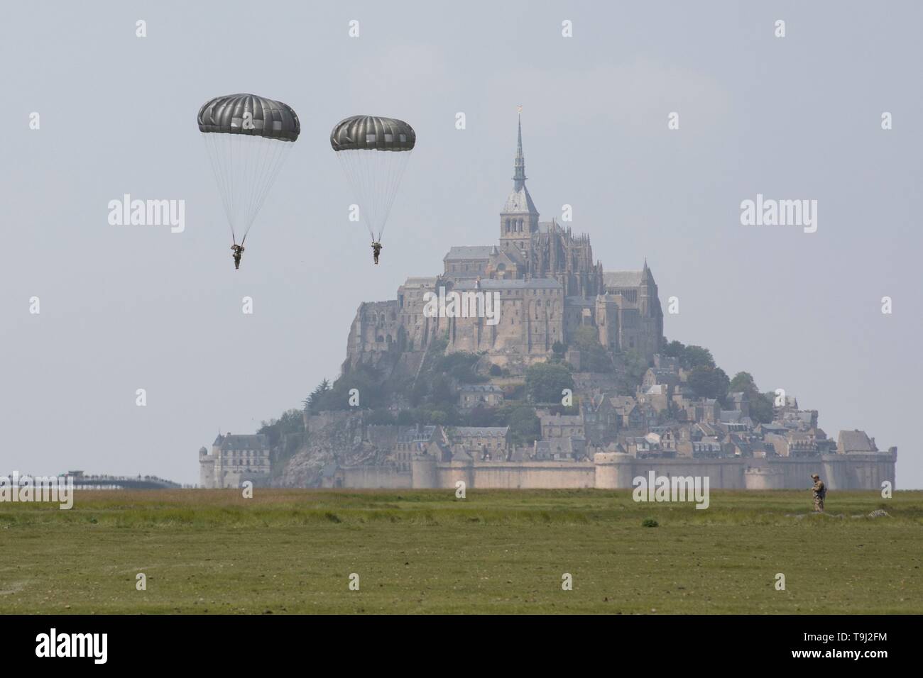 Avranches, Frankreich. 19 Mai, 2019. U.S. Army Airborne Fallschirmjäger mit der 10 Special Forces Group, Fallschirm in der Nähe des berühmten Mont Saint Michel der Befreiung Frankreichs im Zweiten Weltkrieg am 18. Mai 2019 in Avranches, Frankreich gedenken. Credit: Planetpix/Alamy leben Nachrichten Stockfoto