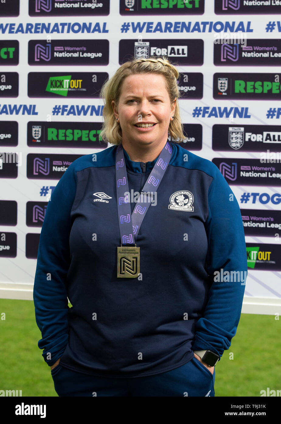 Northern Werbung Stadion, Bradford, UK. 18 Mai, 2019. FA Premier League Fußball-Finale der Frauen, Blackburn Rovers gegen Coventry Vereinigtes; Blackburn Rovers manager Gemma Donnelly posiert für ein Foto ihre Medaille tragen nach dem Spiel Quelle: Aktion plus Sport/Alamy leben Nachrichten Stockfoto