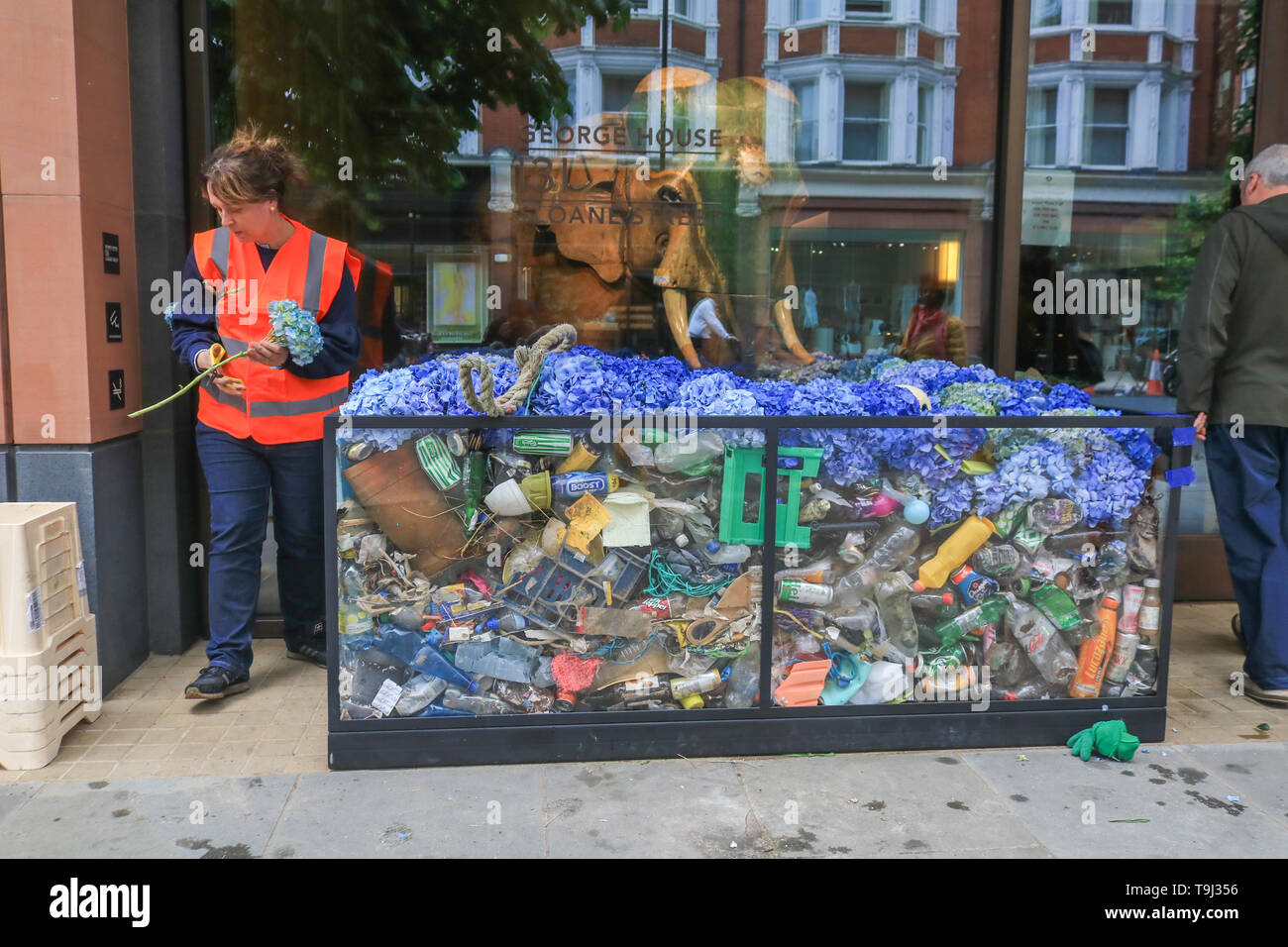 London, Großbritannien. 19 Mai, 2019. London, Großbritannien. 19. Mai 2019. Der Marshall Wace Installation für den diesjährigen Chelsea in der Blüte eine Zusammenarbeit mit Surfer gegen die Abwasser. Der Einzelhandel im eleganten Chelsea ihren Store Fronten mit Kreativen florale Muster und zeigt dekorieren für den prestigeträchtigen jährlichen florale Kunst zeigen zu konkurrieren Auszeichnungen im Chelsea in der Blüte der Wettbewerb in Verbindung mit der Royal Horticultural Society (RHS). Thema in diesem Jahr ist unter dem Meer und die Umwelt Credit: Amer ghazzal/Alamy leben Nachrichten Stockfoto