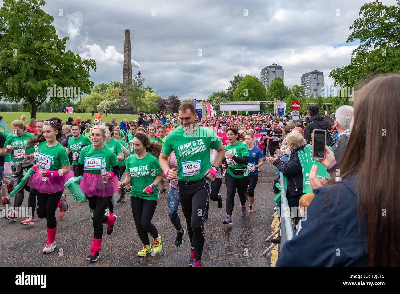Glasgow, Schottland, Großbritannien. 19 Mai, 2019. Läufer zu Beginn der Rennen für das Leben, das ist ein Charity Event und beinhaltet ein 5 k und 10 k laufen durch die Straßen der Stadt Geldern Cancer Research UK zu helfen zu erhöhen. Credit: Skully/Alamy leben Nachrichten Stockfoto