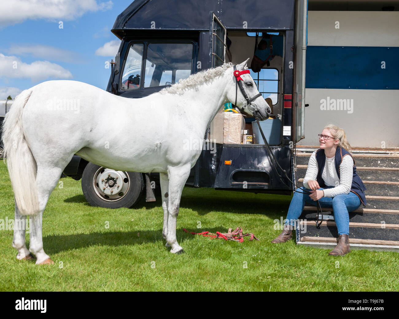 Bandon, Cork, Irland. 19 Mai, 2019. Deirdre Burchill von Castlehaven mit ihrer Show Pony Silber an der Landwirtschaft zeigen, dass in Bandon, Co Cork, Irland, statt. Quelle: David Creedon/Alamy leben Nachrichten Stockfoto