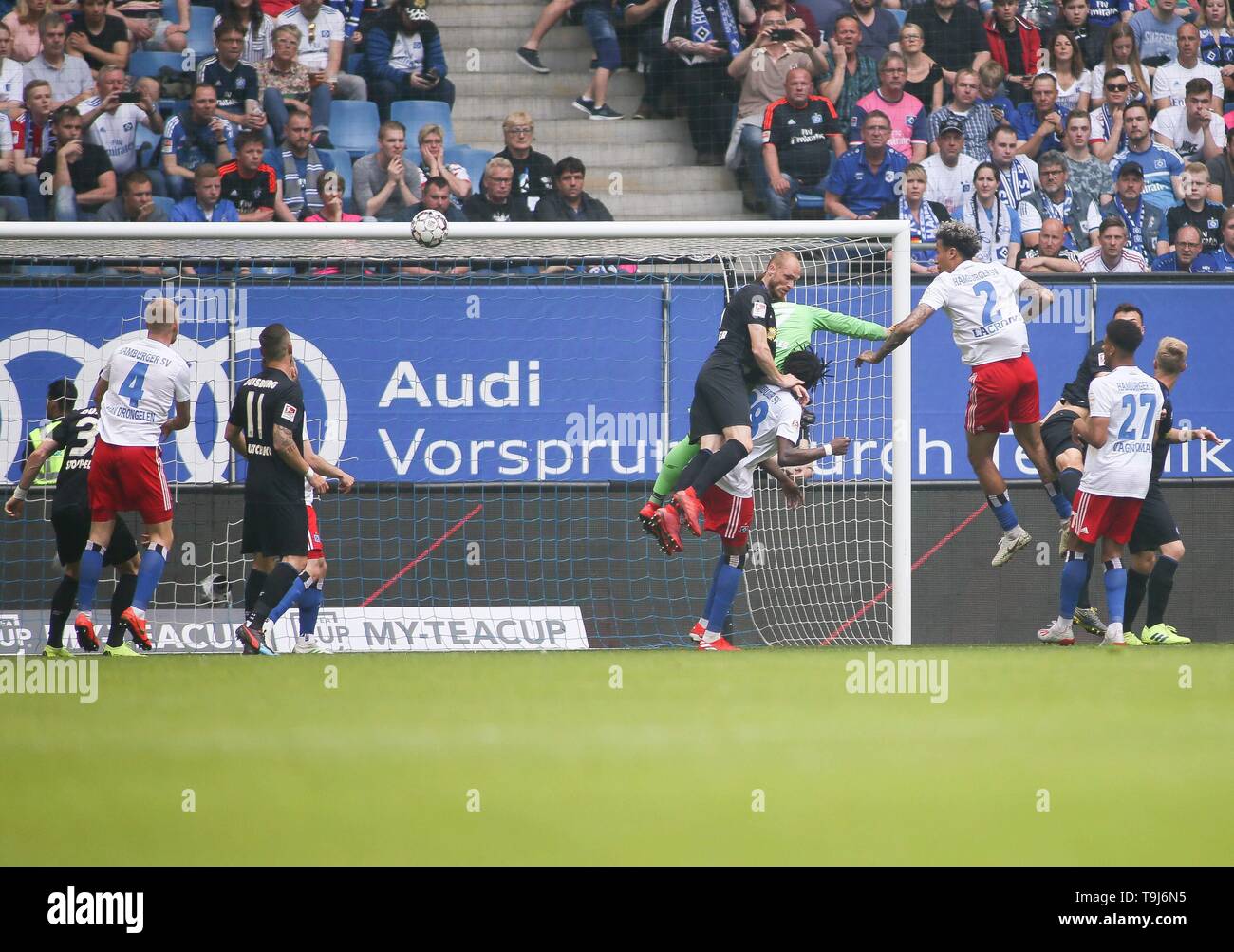 Firo: 19.05.2019, Fußball, 2.Bundesliga, Saison 2018/2019, 34. Spieltag, HSV Hamburg Hamburg Hamburg - MSV Duisburg Leo Lacroix (HSV Hamburg Hamburg Hamburg) schießt/kopft Ziel auf 1:0 | Verwendung weltweit Stockfoto