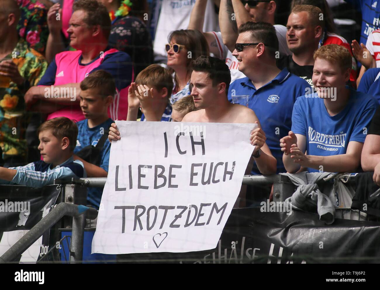 Firo: 19.05.2019, Fußball, 2.Bundesliga, Saison 2018/2019, 34. Spieltag, HSV Hamburg Hamburg Hamburg - MSV Duisburg HSV Hamburg Hamburg - Ventilator mit einem Plakat auf der Nordtribune | Verwendung weltweit Stockfoto