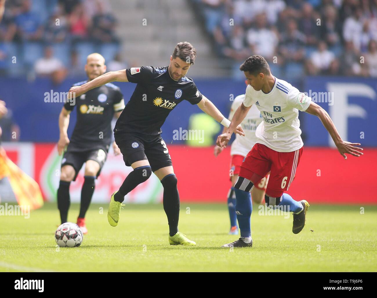 Firo: 19.05.2019, Fußball, 2.Bundesliga, Saison 2018/2019, 34. Spieltag, HSV Hamburg Hamburg Hamburg - MSV Duisburg Moritz Stoppelkamp (Duisburg), Douglas Santos (HSV Hamburg Hamburg Hamburg) | Verwendung weltweit Stockfoto