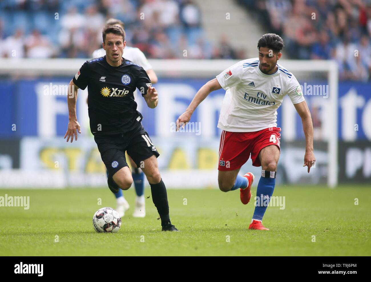 Firo: 19.05.2019, Fußball, 2.Bundesliga, Saison 2018/2019, 34. Spieltag, Hamburg Hamburg Hamburg - MSV Duisburg Fabian Schnellhardt (Duisburg), Berkay Ozcan/Oezcan (HSV Hamburg Hamburg Hamburg) | Verwendung weltweit Stockfoto