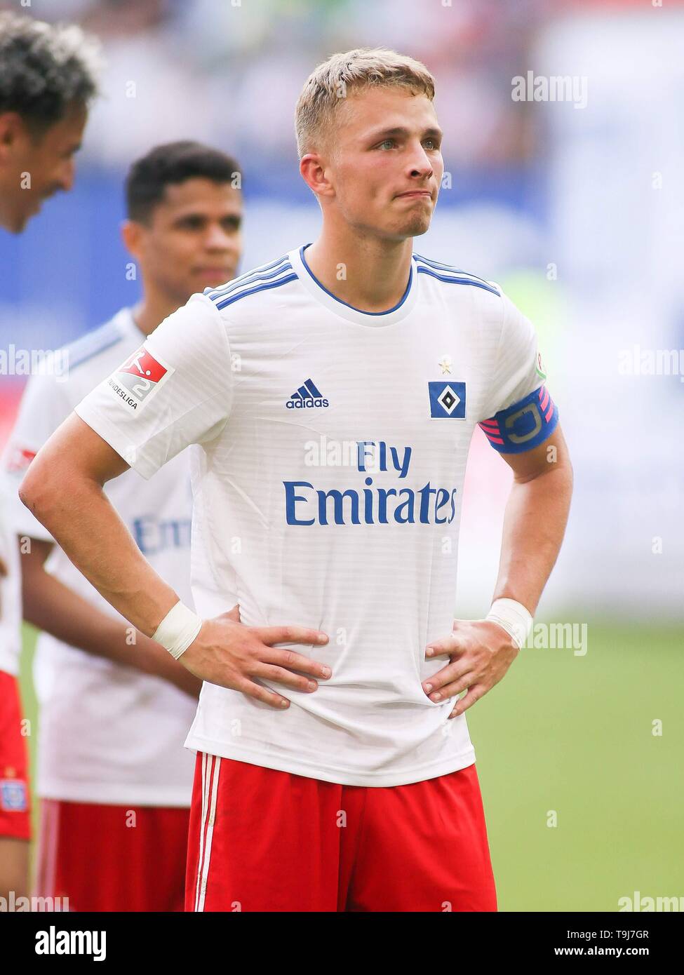 Hamburg, Deutschland. 19 Mai, 2019. firo: 19.05.2019, Fußball, 2.Bundesliga, Saison 2018/2019, 34. Spieltag, HSV Hamburg Hamburg Hamburg - MSV Duisburg HSV Hamburg Hamburg - Mannschaft nach dem Spiel mit den Fans Jann - fiete Arp (HSV Hamburg Hamburg Hamburg) | Verwendung der weltweiten Kredit: dpa/Alamy leben Nachrichten Stockfoto