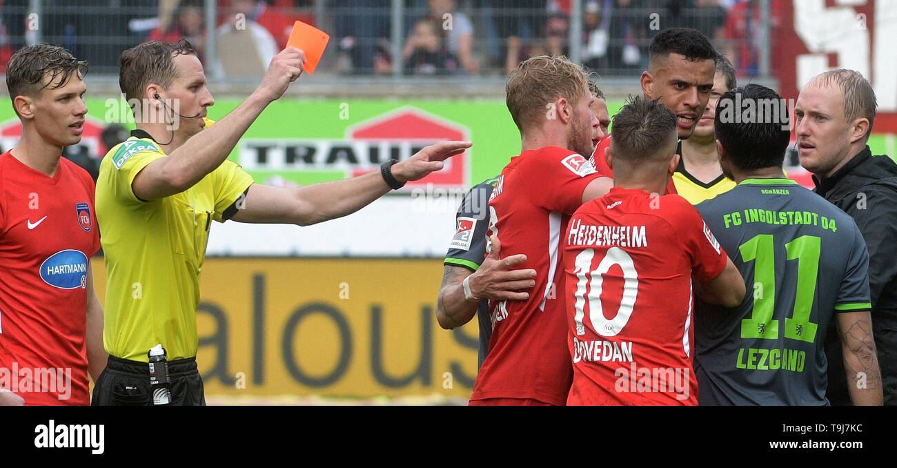 Heidenheim Deutschland 19 Mai 2019 2 Fussball Bundesliga 1 Fc Heidenheim Fc Ingolstadt 04 34 Spieltag In Der Voith Arena Referee Soren Storche Zeigt Die Rote Karte In Einer Traube Von Spieler