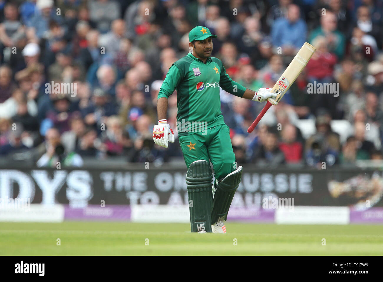 Leeds, Großbritannien. 19. Mai 2019. Sarfraz Ahmed die Pakistan Kapitän feiert nach 50 zählen während der 5 Royal London einen Tag Länderspiel zwischen England und Pakistan bei Headingley Leeds Carnegie Stadion, am Sonntag, den 19. Mai 2019. (Credit: Mark Fletcher | MI Nachrichten) Credit: MI Nachrichten & Sport/Alamy leben Nachrichten Stockfoto