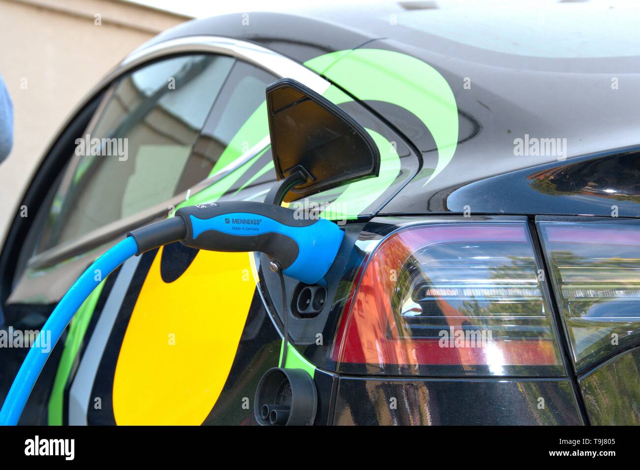 Schleswig, Deutschland. 19 Mai, 2019. 19.05.2019, ein Tesla Modell 3 Elektrofahrzeug withtels ein ladestecker der Firma Mennekes auf der Gottorfer Wahrzeichen aufgeladen. Detail der Ladevorgang. | Verwendung der weltweiten Kredit: dpa/Alamy leben Nachrichten Stockfoto