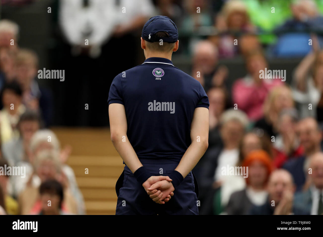 London, Großbritannien. 19. Mai 2019. Wimbledon Tennis Spieler Tag; eine Kugel boy steht bereit: Aktion Plus Sport Bilder/Alamy leben Nachrichten Stockfoto